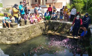 Sunatan Unik di Klaten, Bocah Diarak Dulu dan Dimandikan di Sendang