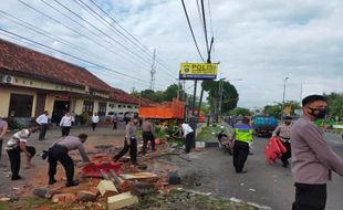 Rem Blong! Truk Tabrak Pagar Tembok Polsek untuk Hindari Korban Jiwa