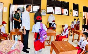 Presiden Jokowi Tinjau Vaksinasi dan Resmikan Renovasi SDN 3 Nglinduk