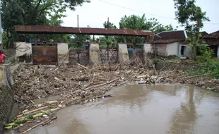 Sampah Menumpuk di Bendung Soka, Warga Waswas Kebanjiran Lagi