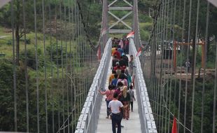 Berkat Jembatan Gantung, Warga Girpasang Bisa Keluar Kampung Malam Hari