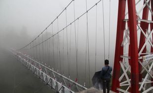 Musim Hujan Pengaruhi Jumlah Pengunjung di Jembatan Gantung Girpasang