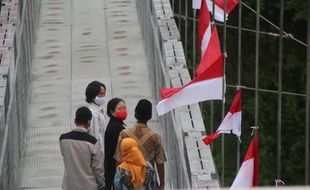 Seberangi Jembatan Gantung, Puan Maharani Temui Sesepuh Girpasang