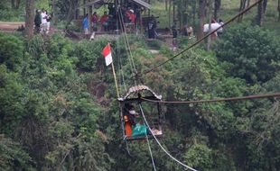 Singunen Lintasi Jembatan Gantung, Warga Girpasang Pilih Naik Gondola