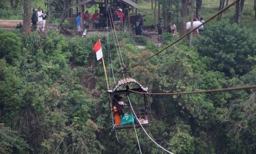 Singunen Lintasi Jembatan Gantung, Warga Girpasang Pilih Naik Gondola