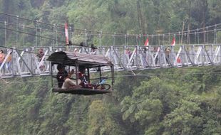 Jembatan Gantung Jadi Magnet, Ribuan Orang ke Girpasang di Akhir Pekan