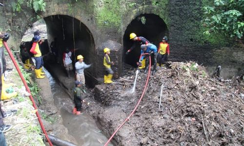 Jembatan Kuno di Klaten Terancam Sampah, Sukarelawan Turun ke Sungai