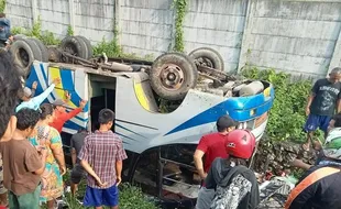 Bus Sarat Penumpang di Grobogan Nyemplung ke Saluran, Ini Penyebabnya