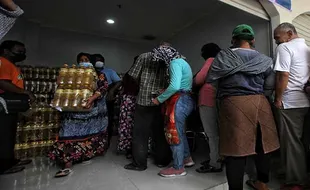 Begini Antrean Warga Membeli Minyak Goreng Subsidi di Pasar Legi Solo