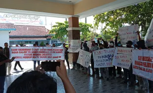 Rekomendasi Ditolak, Pendukung Calon Perdes di Karanganyar Demo