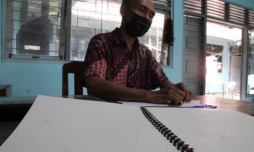 Mengenal Cara Membikin Huruf Braille dari Difabel Netra Klaten