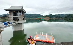 Petani Ikan WGM Tebar Ribuan Bibit Ikan di Waduk Pidekso Wonogiri