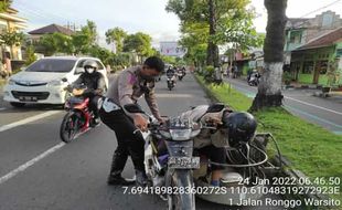 Dikira Tangkap Orang, Polisi Klaten Ini Bantu Penyandang Disabilitas