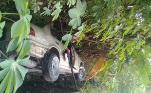 Sopir Ngantuk, Mobil Nyemplung Parit di Plesungan Karanganyar