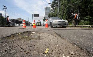 Berlubang, Dishub Solo Pasang Tanda Jalan Rusak di Simpang Tiga Kleco