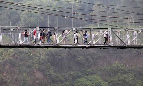 Lintasi Jembatan Girpasang Gratis, tapi Ada Kotak Amal Isi Seikhlasnya