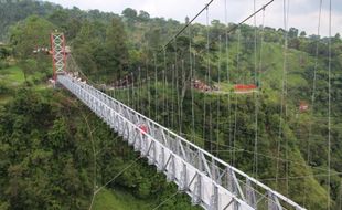 Aturan Jembatan Gantung Girpasang, Dilarang Selfie & Harus Jalan Kaki