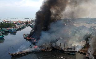 Foto-Foto Belasan Kapal Nelayan Hangus Terbakar di Pelabuhan Tegal