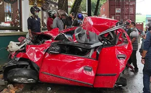 Kecelakaan Maut di Balikpapan, Ini Foto-Foto Kondisi Mobil Rusak Berat