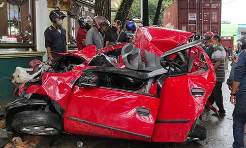 Kecelakaan Maut di Balikpapan, Ini Foto-Foto Kondisi Mobil Rusak Berat