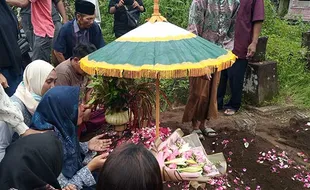 Foto-Foto Pemakaman Warga Boyolali Korban Terseret Ombak Pantai Glagah