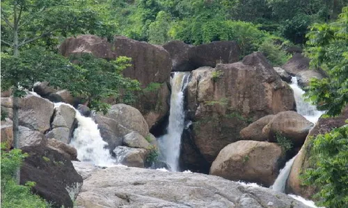 Pengunjung Kahyangan Wonogiri, Mulai dari Pedagang hingga Pejabat