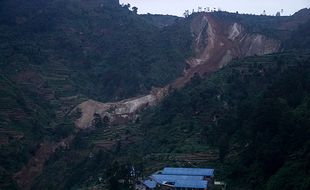 Tanah Longsor Tutup Akses 2 Desa dan Timbun Lahan Pertanian di Batang