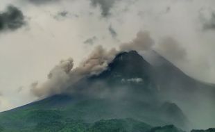 Gunung Merapi Luncurkan Awan Panas, 2 Daerah di Jateng Hujan Abu