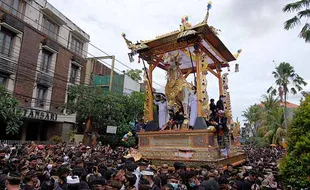 Foto-Foto Ribuan Umat Hindu Bali Ikuti Upacara Ngaben Raja Pemecutan XI