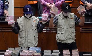 KPK Tunjukkan Barang Bukti Uang Rp5,7 Miliar dari OTT Wali Kota Bekasi