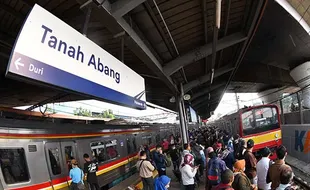 PPKM Level 2 Jakarta, Begini Ramainya Penumpang KRL Jabodetabek