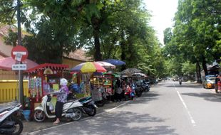 Omzet Anjlok Setelah Direlokasi Satpol PP, PKL Sragen Mengadu ke Formas