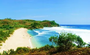 Jelajah Pasir Putih dan Pesona Mistis di Pantai Gondo Mayit Blitar