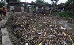 Ekskavator Dikerahkan Singkirkan 2,5 Ton Sampah di Bendung Soka Klaten