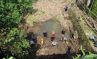 Memprihatinkan, Sampah Rumpun Bambu Ancam Jembatan ke Umbul Ponggok