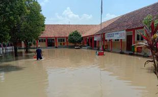 Sekolah Kebanjiran, Pelajar SDN 4 Kebonromo Sragen Belajar di Rumah