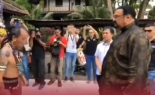 Viral! Video Aktor Steven Seagal Cium Mandau, Ini Respons Netizen