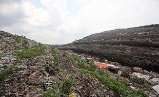 Jalan Sempit, Mobil Pengangkut Sampah Antre di TPA Putri Cempo Solo