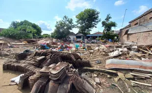 Diawali Suara Kretek-Kretek, Rumah Warga Grogol Sukoharjo Tetiba Roboh