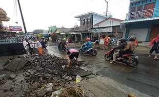 Waduh! Hujan Deras, Aspal di Tawangmangu Mengelupas