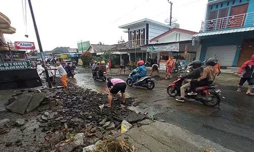 Waduh! Hujan Deras, Aspal di Tawangmangu Mengelupas