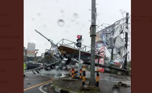 Diterpa Angin Kencang, Baliho Besar di Ring Road Congcat Roboh