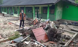 Ambyar... Pagar Tembok SMAN 1 Kemusu Boyolali Jebol Diterjang Banjir