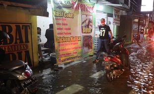 Malam Tahun Baru, Gubernur Ganjar Tinjau Banjir di Kota Semarang