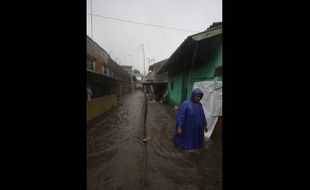 Round Up: Hujan 3 Jam, Solo Tergenang Banjir di Mana-Mana