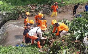 Waspada Banjir, Sukarelawan-Warga Bersihkan Sungai Dimoro Karangpandan