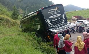 Rem Blong, Bus Angkut 40 Orang dari Demak Kecelakaan Di Tawangmangu