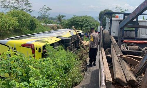 Papasan dengan Motor Tossa, Bus Peziarah Temanggung Terguling di Sawah