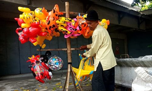 Kisah Siman, Subuh ke Sawah Siang Jualan Balon Keliling Wonogiri