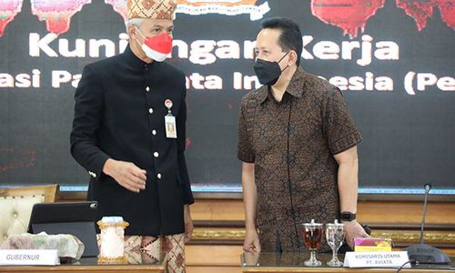 Triawan Munaf Kepincut Baju Adat Ganjar Pranowo, Seperti Apa Sih?